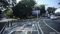 Pantauan pukul 07.00 WIB-09.30 WIB, tak ada kendaraan baik empat maupun roda dua yang parkir di bahu jalan kawasan Senopati.