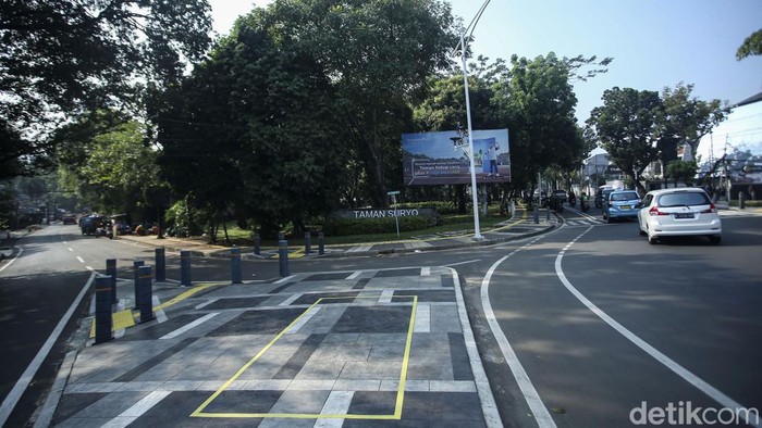 Gencar Dirazia, Kawasan Senopati Pagi Ini Lancar Kendaraan melintas di Kawasan Senopati, Jakarta, Kamis (7/7/2022). Kawasan ini disebut Kapolda Metro Jaya kerap macet imbas parkir liar di bahu jalan.