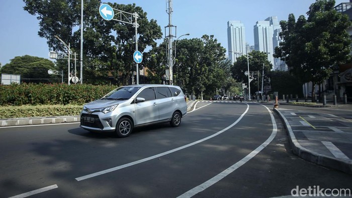 Gencar Dirazia, Kawasan Senopati Pagi Ini Lancar Kendaraan melintas di Kawasan Senopati, Jakarta, Kamis (7/7/2022). Kawasan ini disebut Kapolda Metro Jaya kerap macet imbas parkir liar di bahu jalan.