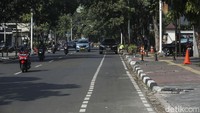Ruas jalan mulai dari Woltermongsidi, Gunawarman, hingga jalan Senopati tak terdapat kendaraan yang parkir sembarangan.