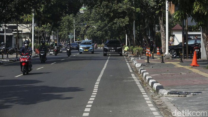 Gencar Dirazia, Kawasan Senopati Pagi Ini Lancar Kendaraan melintas di Kawasan Senopati, Jakarta, Kamis (7/7/2022). Kawasan ini disebut Kapolda Metro Jaya kerap macet imbas parkir liar di bahu jalan.