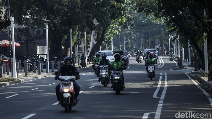 Gencar Dirazia, Kawasan Senopati Pagi Ini Lancar Kendaraan melintas di Kawasan Senopati, Jakarta, Kamis (7/7/2022). Kawasan ini disebut Kapolda Metro Jaya kerap macet imbas parkir liar di bahu jalan.