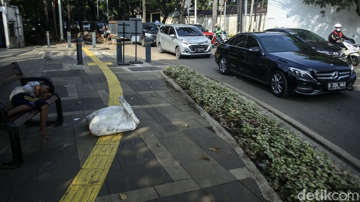 Gencar Dirazia, Kawasan Senopati Pagi Ini Lancar Kendaraan melintas di Kawasan Senopati, Jakarta, Kamis (7/7/2022). Kawasan ini disebut Kapolda Metro Jaya kerap macet imbas parkir liar di bahu jalan.