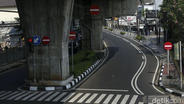 Gencar Dirazia, Kawasan Senopati Pagi Ini Lancar Kendaraan melintas di Kawasan Senopati, Jakarta, Kamis (7/7/2022). Kawasan ini disebut Kapolda Metro Jaya kerap macet imbas parkir liar di bahu jalan.