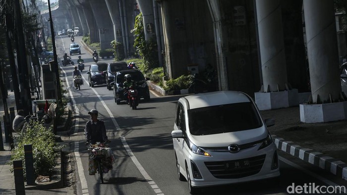 Gencar Dirazia, Kawasan Senopati Pagi Ini Lancar Kendaraan melintas di Kawasan Senopati, Jakarta, Kamis (7/7/2022). Kawasan ini disebut Kapolda Metro Jaya kerap macet imbas parkir liar di bahu jalan.