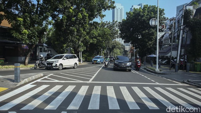 Kendaraan melintas di Kawasan Senopati, Jakarta, Kamis (7/7/2022). Kawasan ini disebut Kapolda Metro Jaya kerap macet imbas parkir liar di bahu jalan.