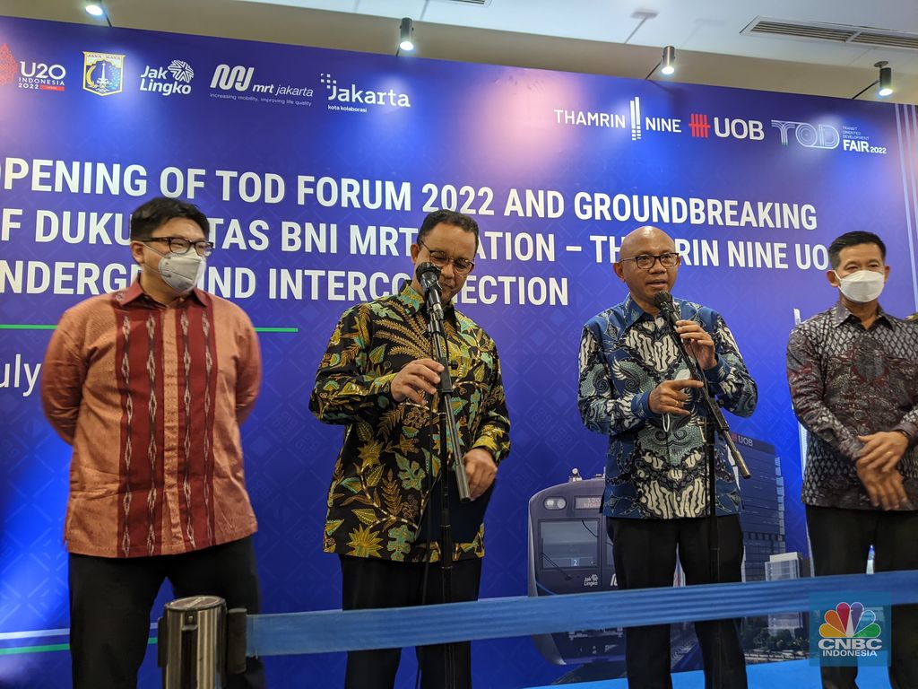 Gubernur DKI Jakarta Anies Baswedan, dalam acara Ground Breaking Lorong Interkoneksi Thamrin Nine dengan Stasiun MRT Dukuh Atas, di Jakarta, Kamis (7/7/2022). (CNBC Indonesia/ Emir Yanwardhana)