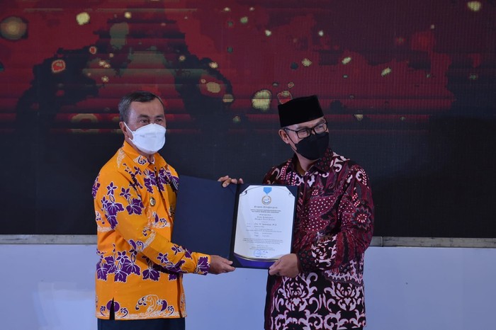 Gubernur Riau Raih Penghargaan Manggala Karya Kencana 2022 dari BKKBN