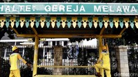 Halte itu dicat ulang dengan warna kuning.