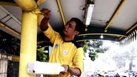 Pengecatan ini dilakukan agar halte tersebut terlibat bersih.