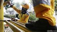 Sebelumnya halte itu terlihat kotor karena dipenuhi oleh coretan.