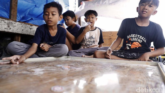 Gadget tidak hanya bermanfaat, namun juga membawa hal buruk ke anak-anak. Untuk menghindari kecanduan Gadget, anak-anak ini memilih bermain karambol.