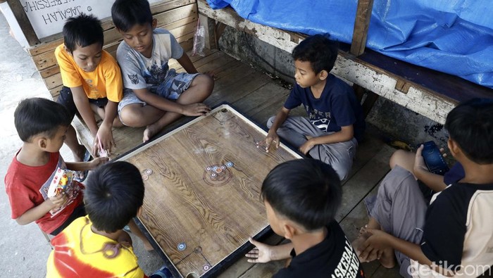 Gadget tidak hanya bermanfaat, namun juga membawa hal buruk ke anak-anak. Untuk menghindari kecanduan Gadget, anak-anak ini memilih bermain karambol.