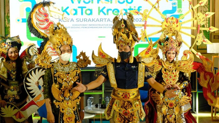 Ilustrasi. Menteri Pariwisata Sandiaga Uno dan Wali Kota Solo Gibran Rakabuming Raka mengenakan kostum SBC.