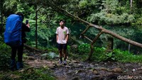 Jalur Cibodas juga terdapat sejumlah spot favorit untuk berfoto, seperti Telaga Biru yang berjarak 1,5 kilometer dari pos lapor.