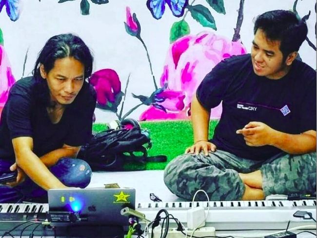 Ayol uxlayotganda, erkak qoshnisini sikadi. Semiz qaynonani sikish