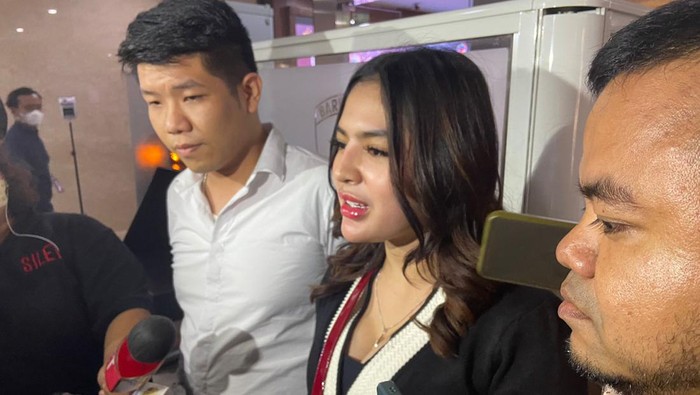 Iqlima Kim usai menjalani pemeriksaan, didampingi oleh pengacara, Abdul Fakhridz