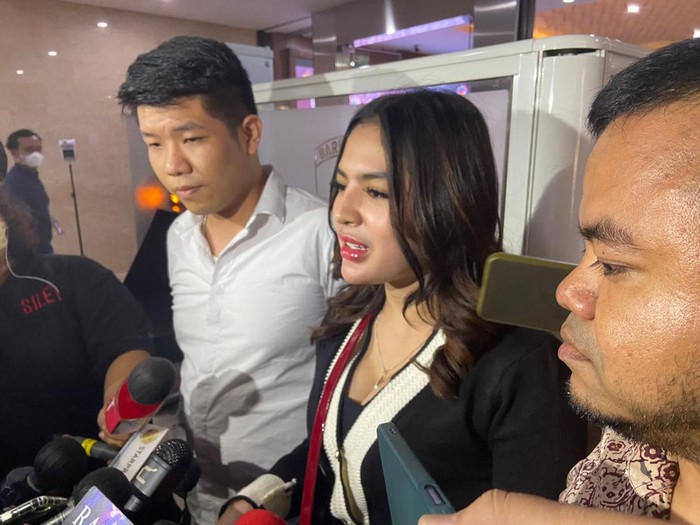 Iqlima Kim usai menjalani pemeriksaan, didampingi oleh pengacara, Abdul Fakhridz