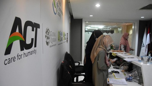 Izin ACT dicabut Kemensos ramai diperbincangkan. Pencabutan izin ACT oleh Kemensos itu sehubungan dengan adanya indikasi pelanggaran oleh ACT.