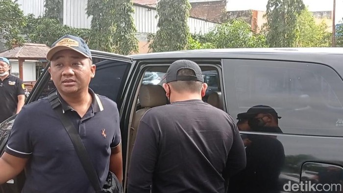 Aparat kejaksaan menggiring seorang pengacara (kanan) yang buron 12 tahun.