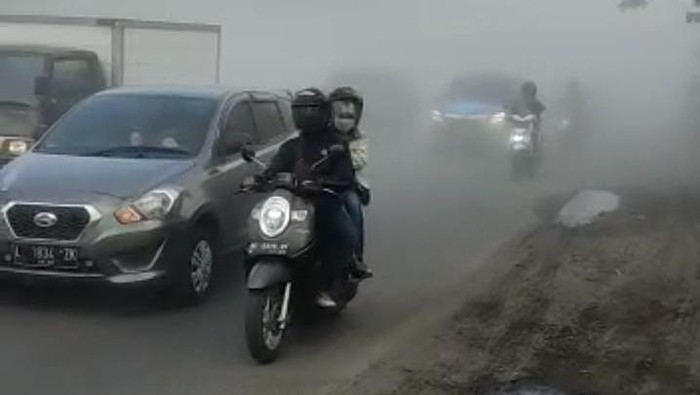 jalan gilang diselimuti asap