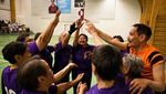 Jangan Mau Kalah, Begini Semangatnya Kakek-Nenek Tanding Bola Tangan
