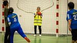 Jangan Mau Kalah, Begini Semangatnya Kakek-Nenek Tanding Bola Tangan