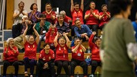 Lansia yang tidak bertanding juga tidak kalah bersemangat saat mendukung para pemain dari tribun penonton.