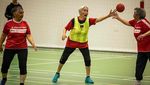 Jangan Mau Kalah, Begini Semangatnya Kakek-Nenek Tanding Bola Tangan
