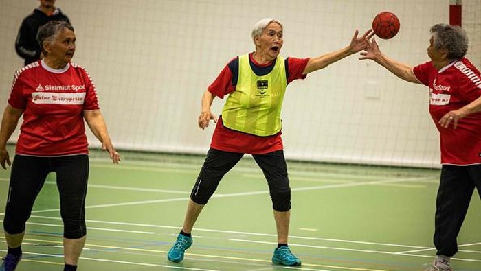 Jangan Mau Kalah, Begini Semangatnya Kakek-Nenek Saat Tanding Bola Tangan Participants from Isimiut watch fellow athletes compete in a handball game at the sports hall in Ilulissat, western Greenland on June 30, 2022. - The west coast town of Ilulissat hosts the elderly games of Greenland in 2022, bringing together over two hundred retirees from 11 different towns around Greenland competing in handball and hockey in the annual event promoting fitness and socialising in the sparesly populated country. - TO GO WITH AFP STORY BY Camille BAS-WOHLERT (Photo by Odd ANDERSEN / AFP) / TO GO WITH AFP STORY BY Camille BAS-WOHLERT (Photo by ODD ANDERSEN/AFP via Getty Images)