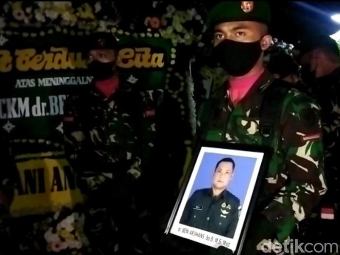 Jenazah Karumkit L.B Moerdani, Merauke, Mayor Ckm dr Beni Arjihans tiba di rumah duka.