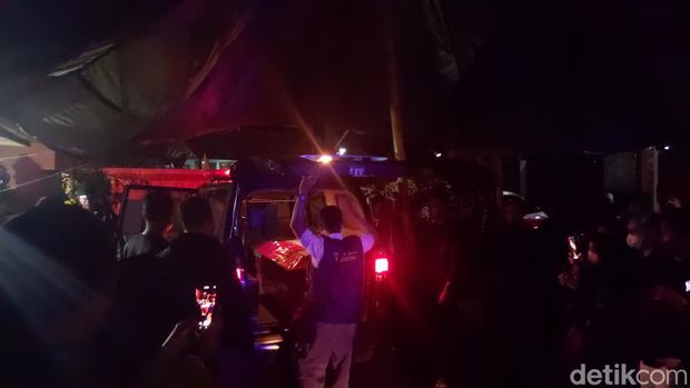 Jenazah Karumkit L.B Moerdani, Merauke, Mayor Ckm dr Beni Arjihans tiba di rumah duka.