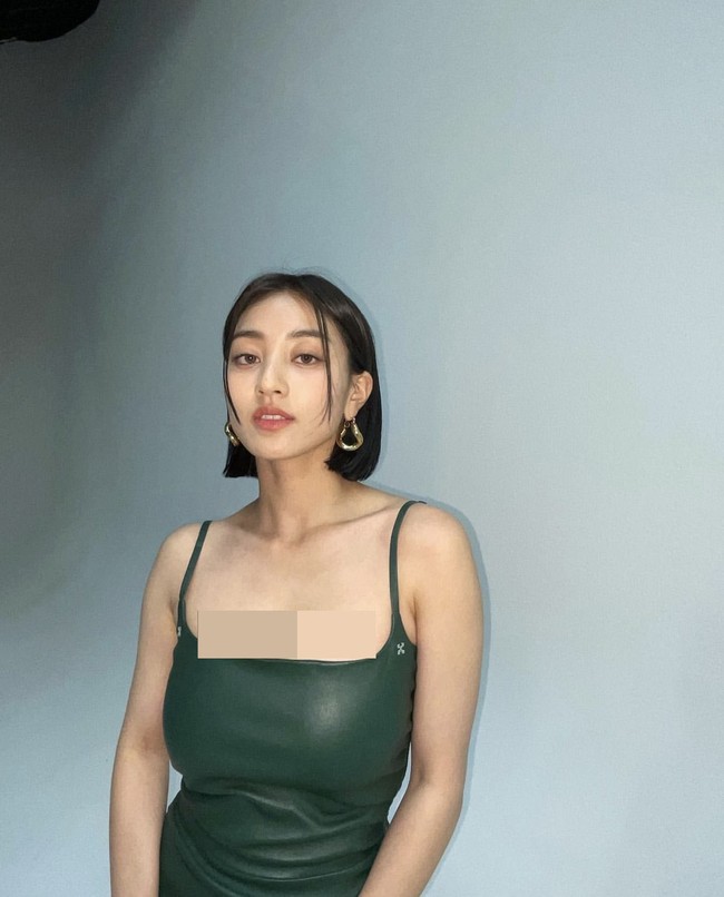 Jihyo TWICE membuat penggemar heboh setelah melihat unggahan terbarunya Rabu (6/7/2022) kemarin. Leader grup TWICE itu terlihat seksi memakai mini dress ketat. Foto: dok. Instagram @_zyozyo