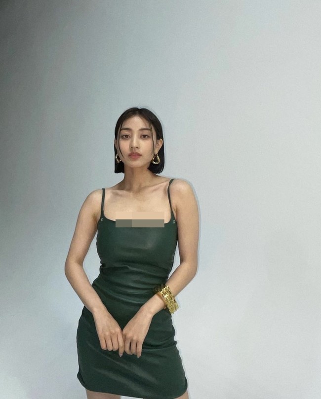 Mantan kekasih Kang Daniel itu terlihat memesona dalam balutan mini dress bertali spaghetti. Gaun keluaran Off White itu merupakan koleksi Spring 2022 - Ready to Wear. Foto: dok. Instagram @_zyozyo