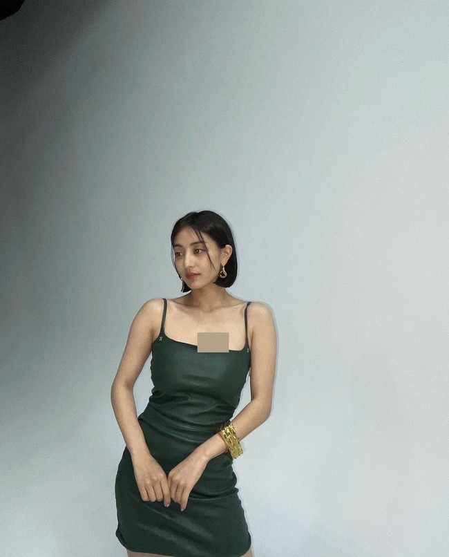 Jihyo TWICE tak memakai banyak aksesoris selain gelang bangle yang berukuran cukup besar dan anting-anting emas Laura Lombardi seharga Rp 2 jutaan. Foto: dok. Instagram @_zyozyo