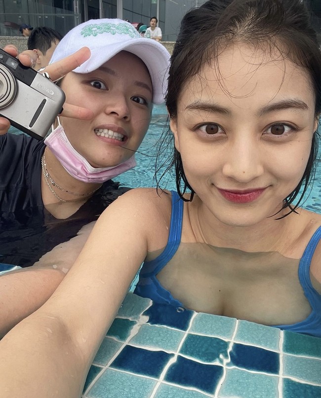 Sebelumnya Jihyo TWICE membuat penggemar heboh saat mengunggah foto seksinya memakai baju renang. Kala itu dia menghabiskan waktu berdua dengan Jeongyeon. Foto: dok. Instagram @_zyozyo