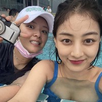 Sebelumnya Jihyo TWICE membuat penggemar heboh saat mengunggah foto seksinya memakai baju renang. Kala itu dia menghabiskan waktu berdua dengan Jeongyeon. Foto: dok. Instagram @_zyozyo