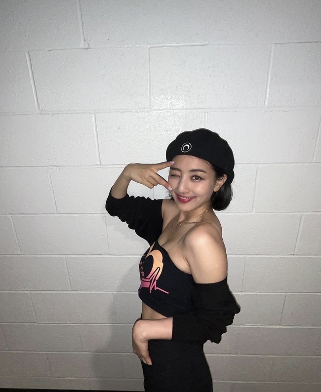 Jihyo TWICE berhasil mencapai body goals setelah menuai kritik karena berat badan berlebih. Ketimbang pilates, dia memilih latihan angkat beban karena tidak membuatnya mengantuk. Foto: dok. Instagram @_zyozyo