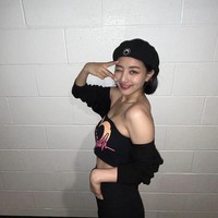 Jihyo TWICE berhasil mencapai body goals setelah menuai kritik karena berat badan berlebih. Ketimbang pilates, dia memilih latihan angkat beban karena tidak membuatnya mengantuk. Foto: dok. Instagram @_zyozyo