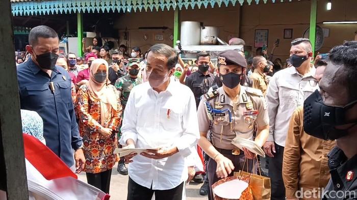 Jokowi berinteraksi dengan pedagang Pusat Pasar Medan.