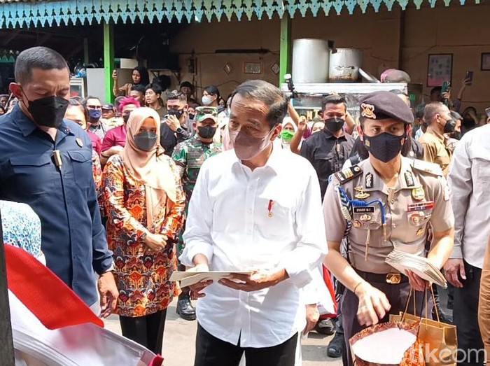 Jokowi berinteraksi dengan pedagang Pusat Pasar Medan.