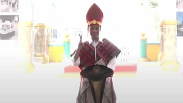 Presiden Joko Widodo (Jokowi) mengatakan bahwa ibu-ibu diperbolehkan mempunyai tiga orang anak. Namun Jokowi mengimbau agar jarak anak satu dengan yang lainnya diatur minimal tiga tahun.
