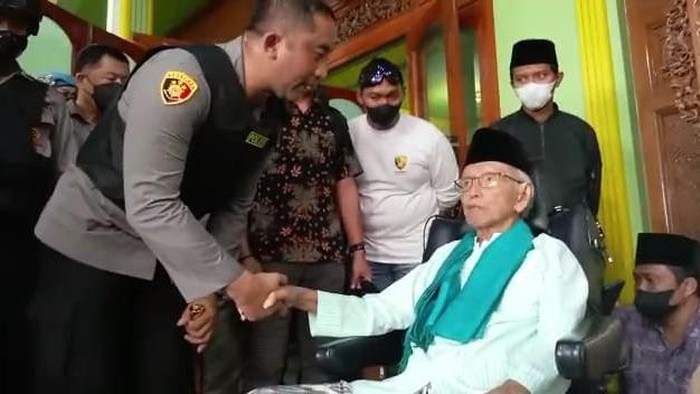 Kapolres Jombang bernegosiasi dengan Kiai Muhammad Mukhtar