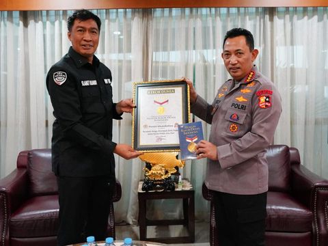Kapolri Jenderal Listyo Sigit Prabowo menerima piagam pemecahan rekor dunia dan MURI