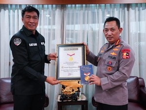 Tim Pemecah Rekor Dunia-MURI Bersepeda 508 KM Serahkan Piagam ke Kapolri
