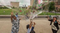 Tina biasa tampil di kawasan Mississauga Living Arts Centre untuk menghibur warga.