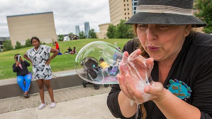 - NO PHOTO CREDIT -
- NO PHOTO CREDIT -

MISSISSAUGA, ON - JULY 6: Kids watch as a large bubble is made by Miss T, The Bubble Queen, (Tina Lemieux)  outside Mississauga Living Arts Centre. She was performing at the Centre and just passing by. CORONAPD  Toronto Star.        (Rick Madonik/Toronto Star via Getty Images)