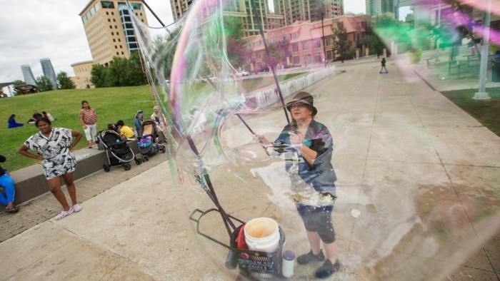 Karena Bakatnya, Wanita Ini Dijuluki 'Bubble Lady' - NO PHOTO CREDIT -
- NO PHOTO CREDIT -
MISSISSAUGA, ON - JULY 6: Kids watch as a large bubble is made by Miss T, The Bubble Queen, (Tina Lemieux) outside Mississauga Living Arts Centre. She was performing at the Centre and just passing by. CORONAPD Toronto Star. (Rick Madonik/Toronto Star via Getty Images)