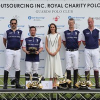 Setelah menunjukkan afeksinya, Pangeran William dan Kate Middleton foto bersama trofi kemenangan. Foto: Getty Images