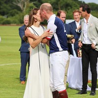 Momen mesra diperlihatkan calon raja dan ratu Inggris itu di tengah lapangan. Foto: Getty Images